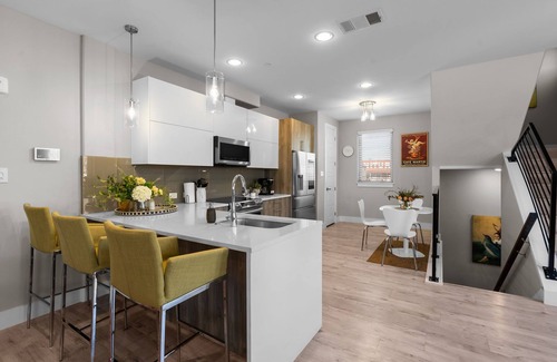 Fort Worth Condo | Guest Rated: Southside Blossom with Rooftop Deck Access
