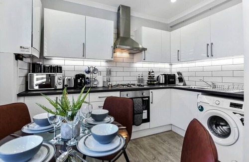 Livesey Apartment | Inviting Southwark Flat with Balcony & Family-Friendly Perks