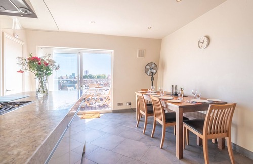 Parsons Green and Walham Apartment | Inviting Parsons Green Retreat with Spa and Breakfast Options