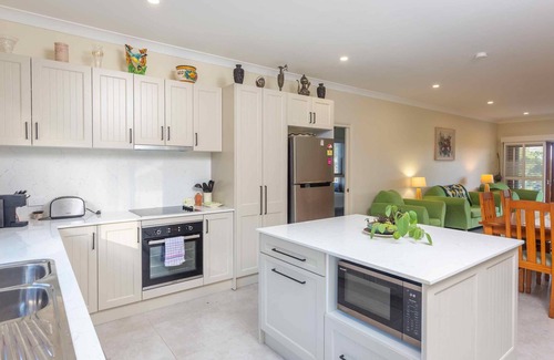 Lovedale Cottage | Discover Sovereign Hill Country Villa with Scenic Valley Views