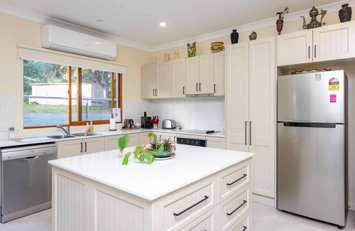 Lovedale Cottage | Discover Sovereign Hill Country Villa with Scenic Valley Views