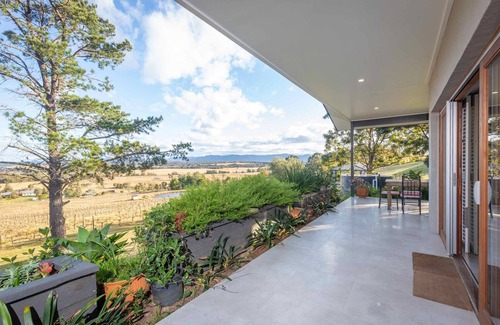 Lovedale Cottage | Discover Sovereign Hill Country Villa with Scenic Valley Views