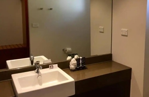 Cooktown Hotel | Eco-Friendly Sovereign Resort Hotel with Pool & Restaurant