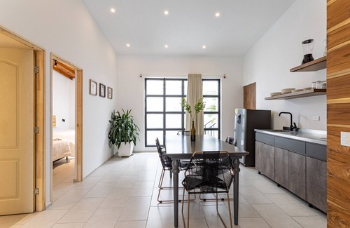 Zona Rosa Apartment | Budget-Friendly Soy Local Primavera with Spa & Breakfast