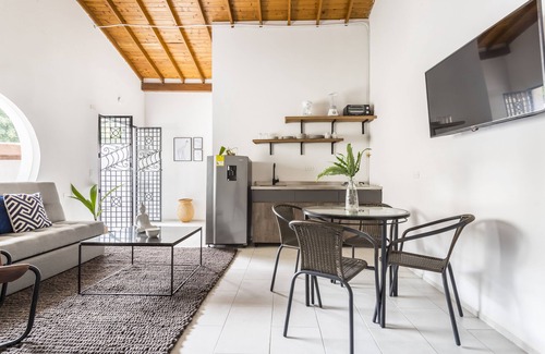 Zona Rosa Apartment | Budget-Friendly Soy Local Primavera with Spa & Breakfast