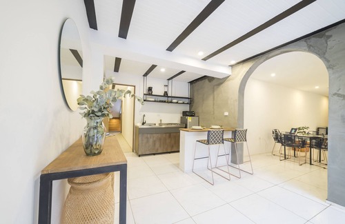 Zona Rosa Apartment | Budget-Friendly Soy Local Primavera with Spa & Breakfast