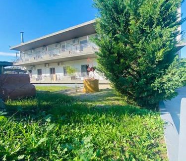 Vonitsa Hotel | Cozy Sozos Inn Hotel Vonitsa: Oceanfront Pool & Family-Friendly