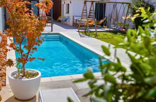 Sorgues Villa | Characterful Loft with Ocean View & Pool, Rated 9.3/10