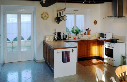 Saint-Thomas-de-Courceriers House | Tranquil Restored Farmhouse with Pet-Friendly Amenities