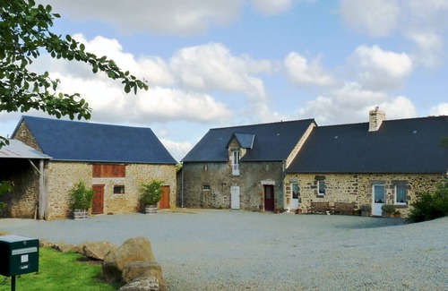 Saint-Thomas-de-Courceriers House | Tranquil Restored Farmhouse with Pet-Friendly Amenities