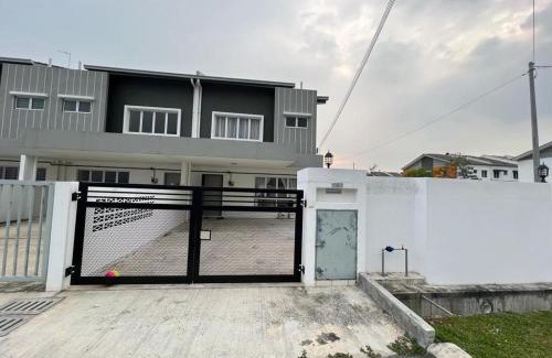 Ijok Villa | Oceanfront SP Homestay Puncak Alam with Pool & Breakfast