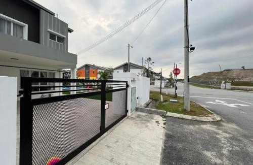 Ijok Villa | Oceanfront SP Homestay Puncak Alam with Pool & Breakfast