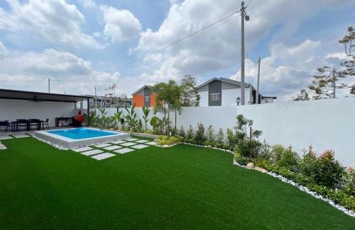 Ijok Villa | Oceanfront SP Homestay Puncak Alam with Pool & Breakfast
