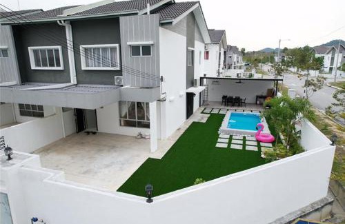 Ijok Villa | Oceanfront SP Homestay Puncak Alam with Pool & Breakfast