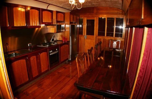 Roslynmead House | Top-Rated Spa Carriage Retreat with Pool & Hot Tub