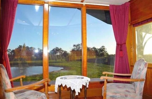 Roslynmead House | Top-Rated Spa Carriage Retreat with Pool & Hot Tub