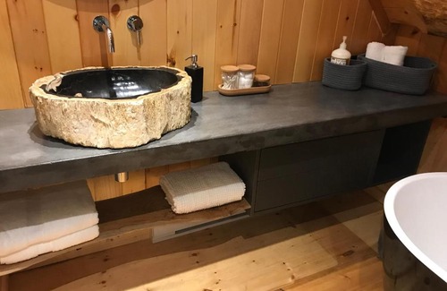 Lac-Saguay House | Relaxing Spa Chalet Bois Round by Lac Ruisseau & Mountains