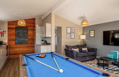 Raywell Ski Chalet | Family-Friendly 2 Bedroom Stay in Raywell, Beverley