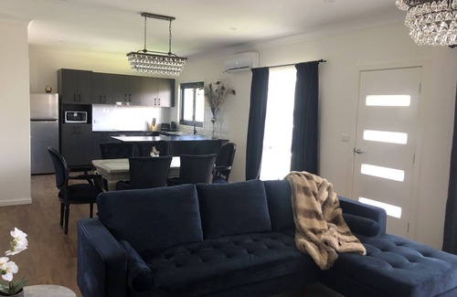 Cessnock House | Relaxing Spa Retreat in the Valley with Ocean Views