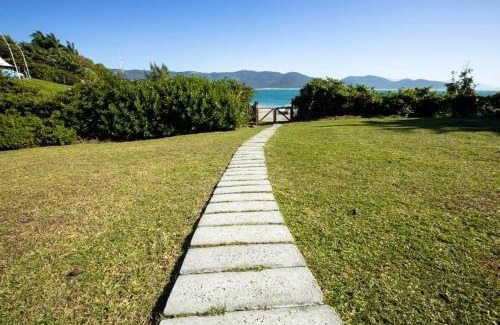 Garopaba House | Relaxing Spa Retreat with Oceanfront Views and Suites