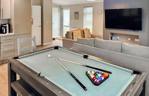 Raywell Ski Chalet | Spacious 3 Bedroom Retreat with Spa and Hot Tub in Raywell