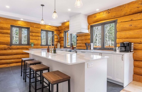 St-Adolphe-d'Howard Ski Chalet | Spa & Pool table - Le massif