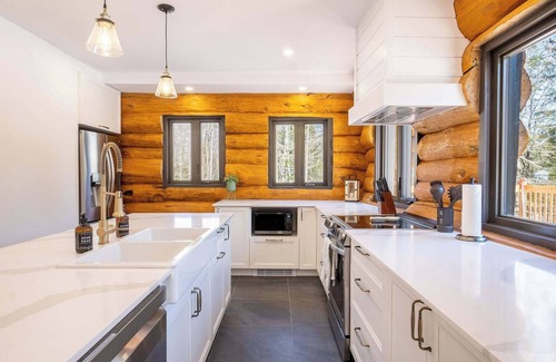 St-Adolphe-d'Howard Ski Chalet | Spa & Pool table - Le massif