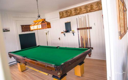 Trois-Pistoles Ski Chalet | Spa & Pool Table - Le Parvis