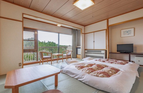Iwaki House | Relax at Spa Resort Hawaiians with Family-Friendly Amenities
