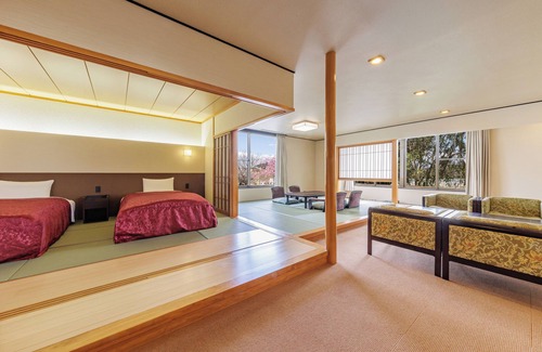 Iwaki House | Relax at Spa Resort Hawaiians with Family-Friendly Amenities