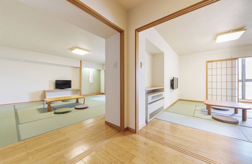 Iwaki House | Relax at Spa Resort Hawaiians with Family-Friendly Amenities
