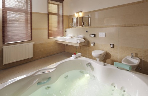 Frantiskovy Lazne Hotel | Relaxing Spa Resort PAWLIK-AQUAFORUM with Pool & Hot Tub