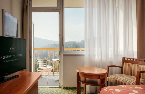 Karlovy Vary Resort | Relax at Spa Resort Sanssouci: 4-Star Getaway with Pool & Spa