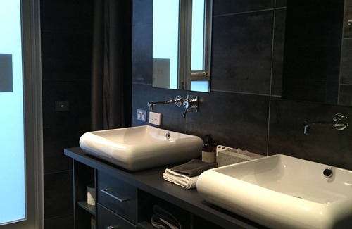 Hepburn House | Indulge in Spa Suites at Raven with Premium Amenities