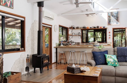 Doonan House | Idyllic Spa Retreat with Tropical Garden View Near Beaches