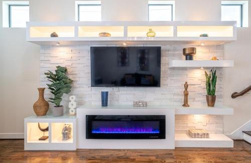 MacGregor House | Discover Space City Palace: Eco-Friendly Family Retreat