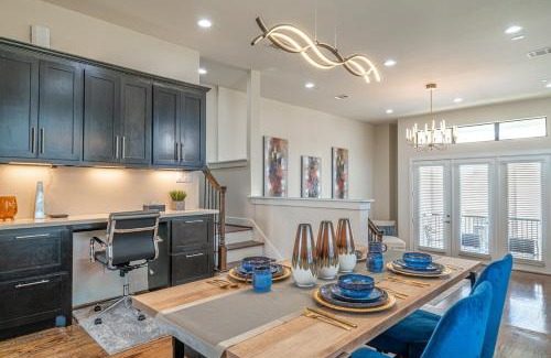 MacGregor House | Discover Space City Palace: Eco-Friendly Family Retreat