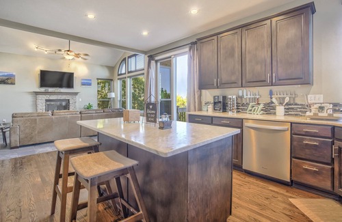 Southwest Colorado Springs House | Family-Friendly Space Command with Kitchen & Breakfast
