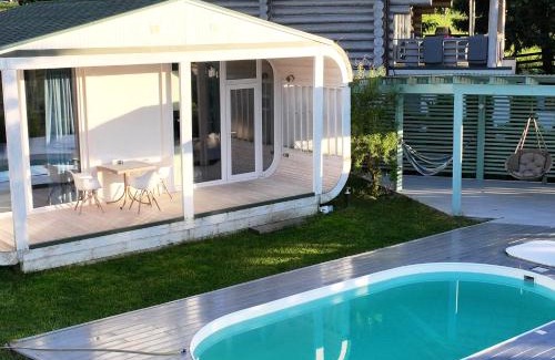 Yablunytsya Cabin | Discover Space Place: Oceanfront Retreat with Pet-Friendly Perks