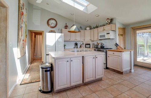 Town of Milo House | Ideal Retreat on Keuka: Privacy, Ocean View & Outdoor Kitchen