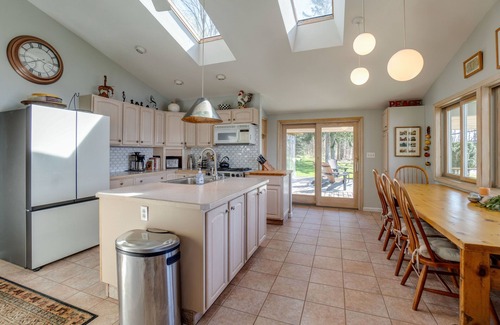 Town of Milo House | Ideal Retreat on Keuka: Privacy, Ocean View & Outdoor Kitchen