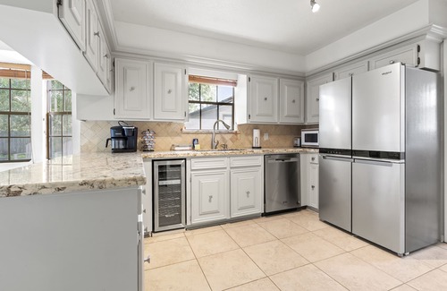 Clear Lake House | Spacious Retreat with Hot Tub & Game Room - 10/10 Rated