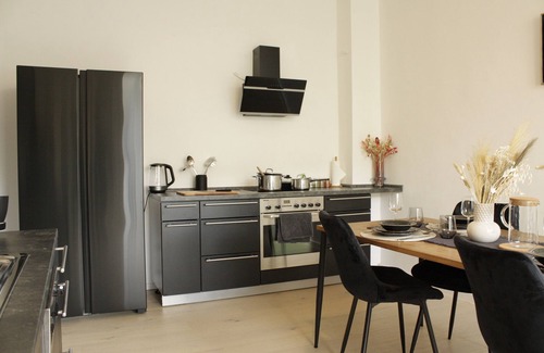 Frohnhausen Apartment | Guest Rated 10/10: Spacestays Designer Apartment for Five