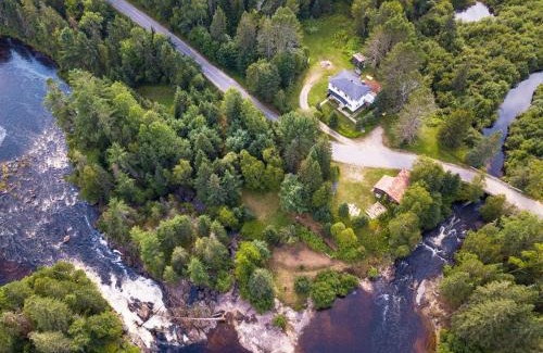 La Macaza House | Pet-Friendly Auberge Chute de la Roche Fendue with Ocean View