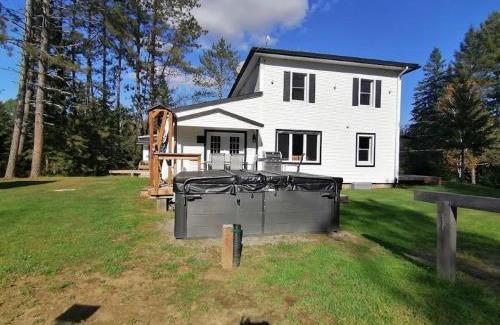La Macaza House | Pet-Friendly Auberge Chute de la Roche Fendue with Ocean View