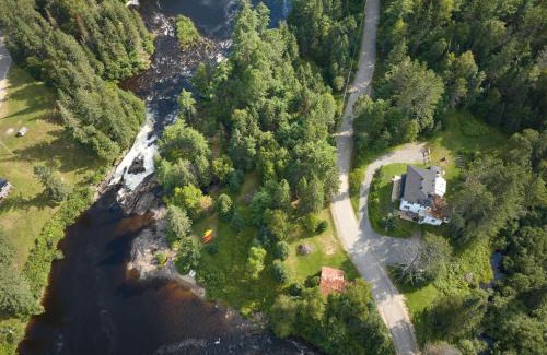 La Macaza House | Pet-Friendly Auberge Chute de la Roche Fendue with Ocean View