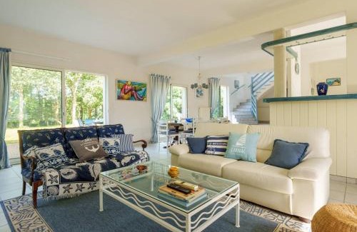 Crach Villa | Ideal Villa in Crac'h: 4 Bedrooms, Great Garden & WiFi