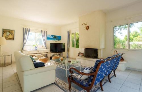 Crach Villa | Ideal Villa in Crac'h: 4 Bedrooms, Great Garden & WiFi