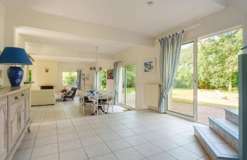 Crach Villa | Ideal Villa in Crac'h: 4 Bedrooms, Great Garden & WiFi