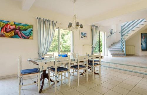 Crach Villa | Ideal Villa in Crac'h: 4 Bedrooms, Great Garden & WiFi